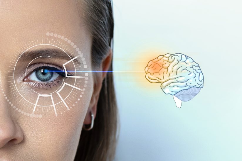 Eine Frau mit digitalem Augenscan-Overlay, das zum gezeichneten Gehirn führt.